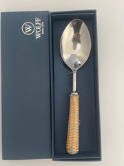 COLHER DE AÇO INOX P/ SERVIR CABO DE RATTAN